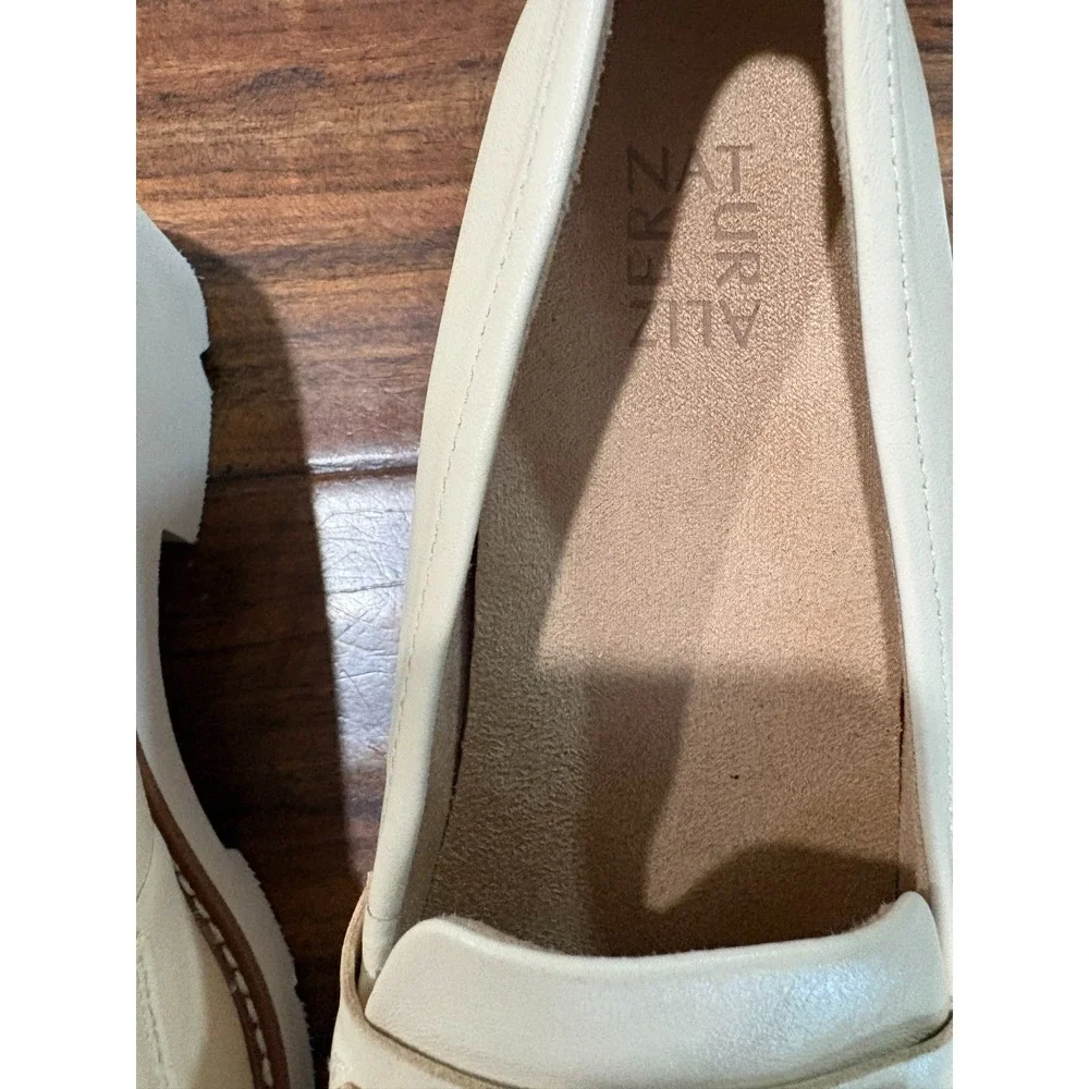 Naturalizer Women's Desi Loafers Vanilla Beige Leather Gold Chain Accent Size 9M